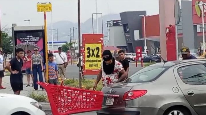 Vecinos sin luz bloquean avenida Lázaro Cárdenas en Monterrey