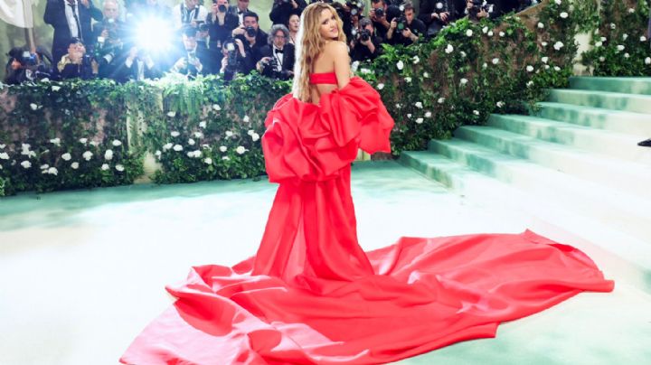 Sonriente y con un pequeño tropezón, así fue el debut de Shakira en la Met Gala