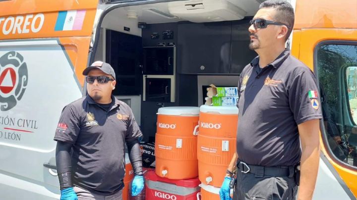 Protección Civil reparte agua fresca a ciudadanos en caluroso miércoles