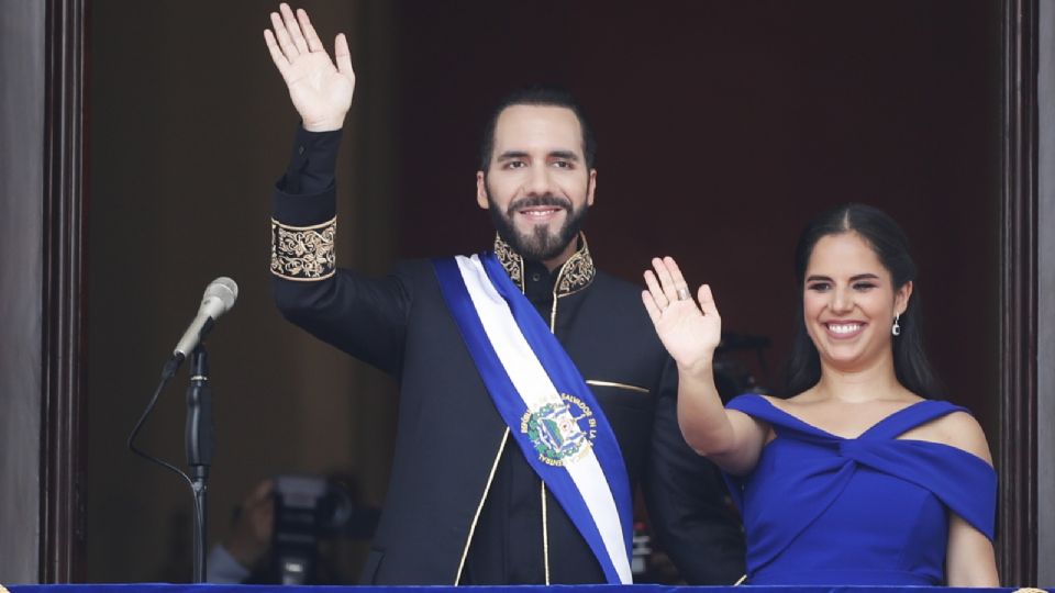 El presidente de El Salvador, Nayib Bukele, acompañado de su esposa, Gabriela Rodríguez, asiste a la ceremonia de investidura para un segundo mandato, este sábado en la Plaza Gerardo Barrios de San Salvador (El Salvador)