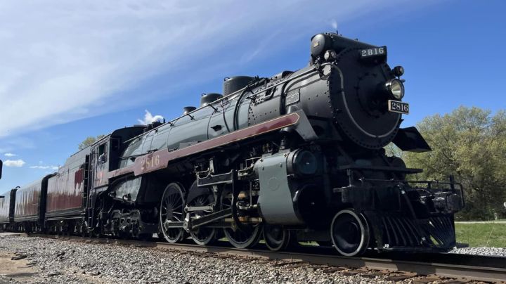 Grafitean al ferrocarril Empress 2816 en la Ciudad de México