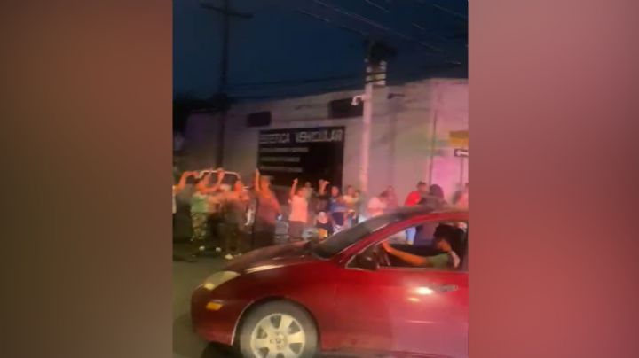 Vecinos de la colonia Canteras bloquean vialidad por falta de electricidad, San Pedro