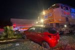 Conductora intenta ganarle al tren y termina lesionada en Monterrey