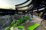 Anuncio de 80 metros de altura cae sobre plaza comercial de Cumbres