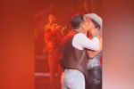 Christian Nodal y Ángela Aguilar se dan su primer beso público en pleno show