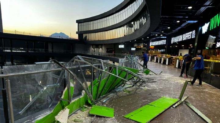 Anuncio de 80 metros de altura cae sobre plaza comercial de Cumbres