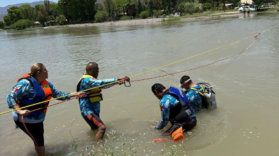 Momento en que buzos buscan a joven que fue arrastrado por la corriente en Villa Juárez, Durango