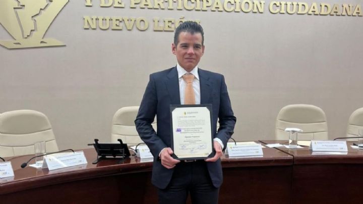 Miguel Flores recibe constancia como diputado local de MC en NL