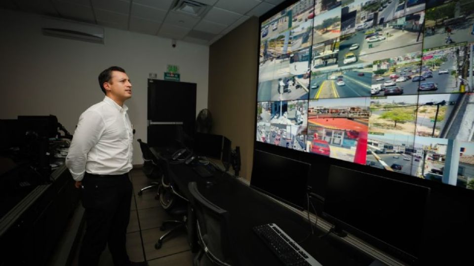 Luis Donaldo Colosio frente a monitores de vigilancia