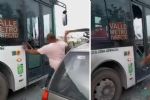 Video: Hombre pelea y rompe puerta de ruta urbana con machete, en Monterrey