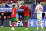 Euro: Portugal remonta con un gol en el último minuto y vence a los checos