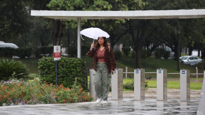 ¿Suspenderán clases en prepas y universidades por lluvias en Nuevo León?