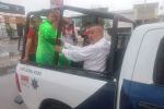 Policías de Escobedo transportan a ciudadanos desamparados por camiones