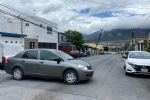 Vecinos en Santa Catarina bloquean calle; poste está por caer y tienen 4 día sin luz
