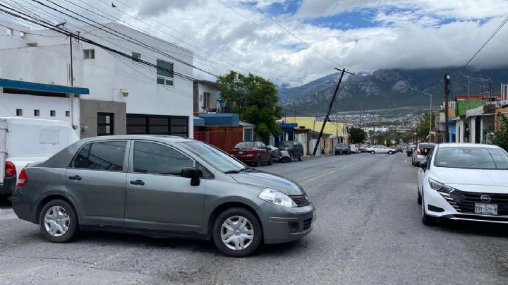 Vecinos en Santa Catarina bloquean calle; poste está por caer y tienen 4 día sin luz