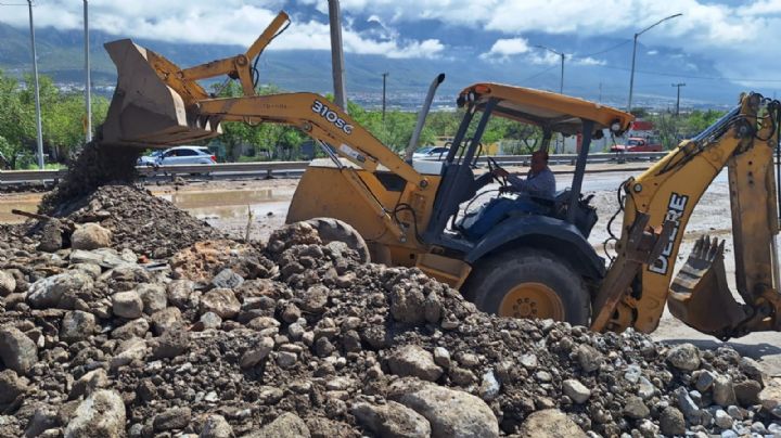 Retiran azolve dejado por ‘Alberto’ en calles de Santa Catarina