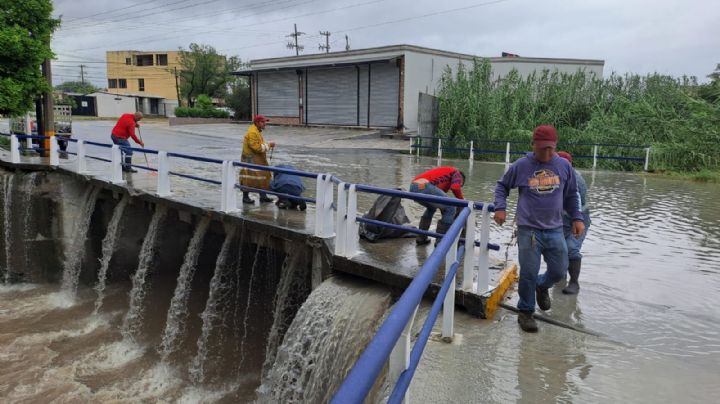Cadereyta remueve escombro arrastrado por la corriente tras fuertes lluvias