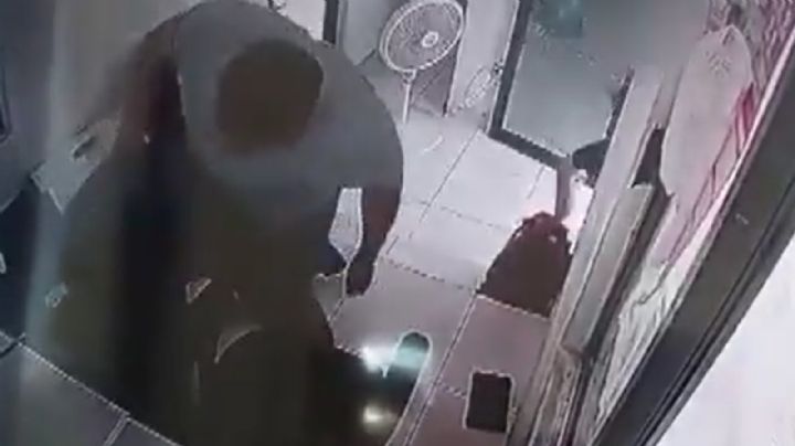 Hombre golpea a guardia de privada por no abrirle a la novia de su hijo, en Monterrey