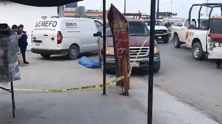 Adulto mayor pide ayuda para empujar su vehículo y fallece segundos después