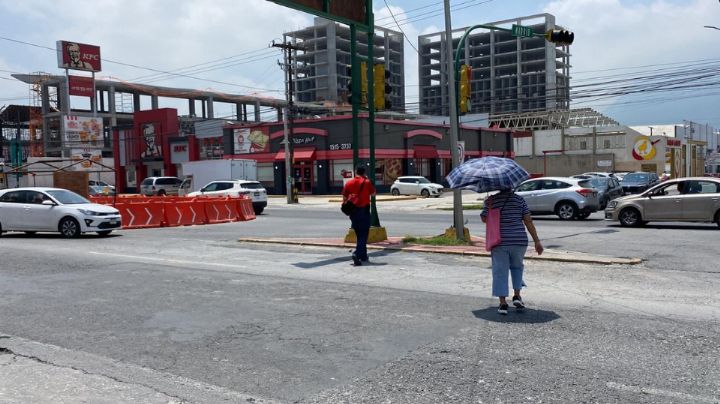 Peatones sufren al cruzar Miguel Alemán y calle Madrid, en Guadalupe