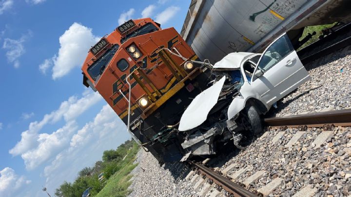 Mueren mujer y niño en choque entre tren y auto en Anáhuac, NL