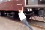 Hombre se cuelga de la locomotora 'La Emperatriz' y cae; autoridades lo detienen