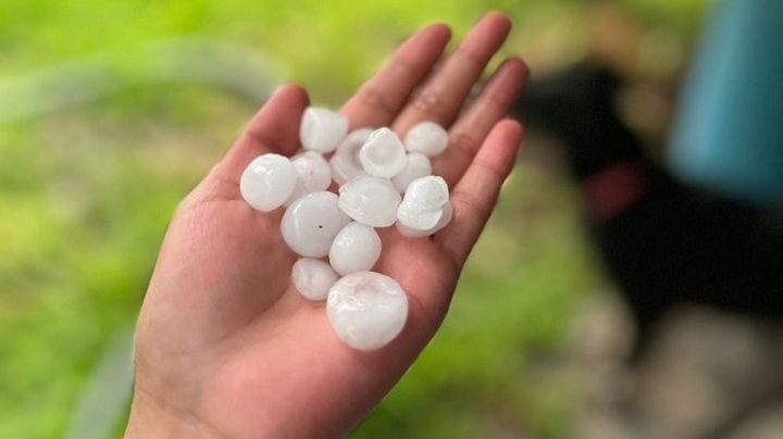 Tras intenso calor, cae granizo en Santa Catarina