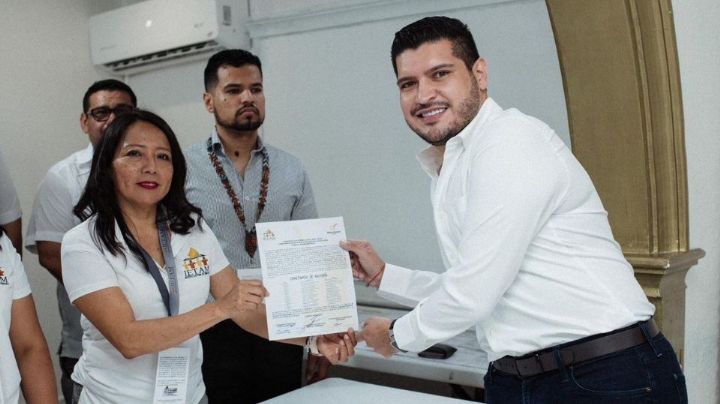 Beto Granados recibe constancia como ganador en Matamoros