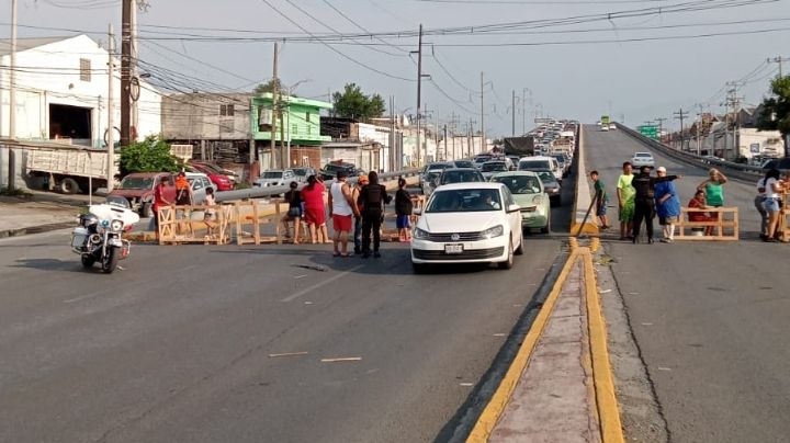 Vecinos sin luz bloquean avenida Bernardo Reyes, en Monterrey