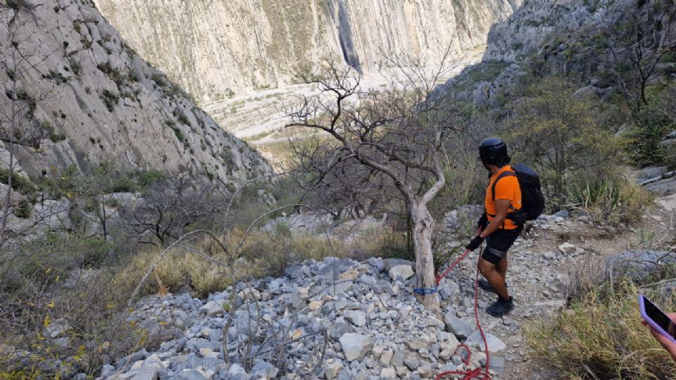 Labores de rescate del cuerpo del senderista en La Huasteca.