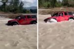 Jeep donde viajaba familia fue arrastrado por la corriente en Santiago, NL