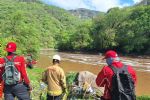 Corriente de río arrastra a 3 jóvenes que se tomaban fotos; uno está desaparecido