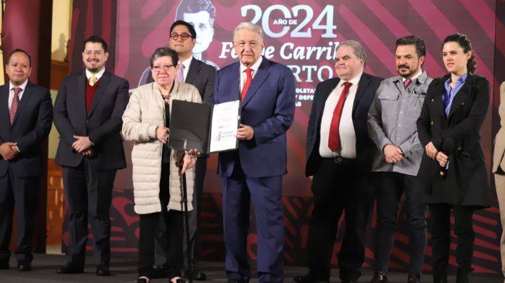 AMLO entrega primer pago de Fondo de Pensiones a 249 jubilados