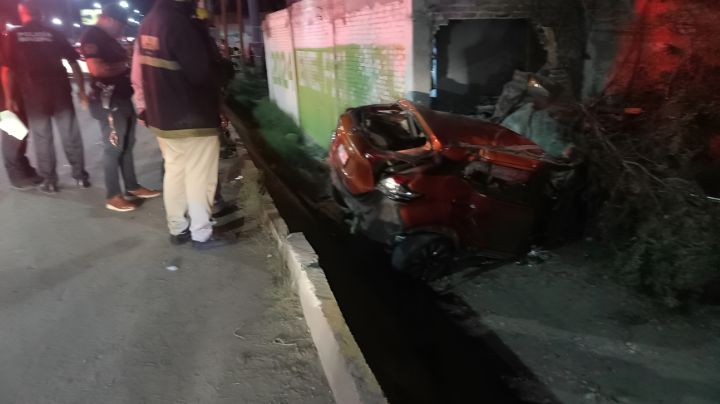 Mueren hombres tras volcar camioneta que minutos antes habían robado