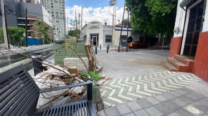 Entre el escombro y la maleza, así lucen los corredores verdes en Monterrey