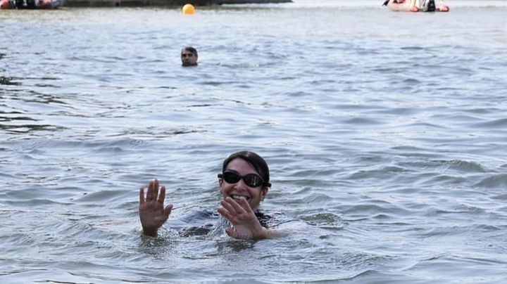 Alcaldesa de París se baña en el río Sena para mostrar calidad del agua