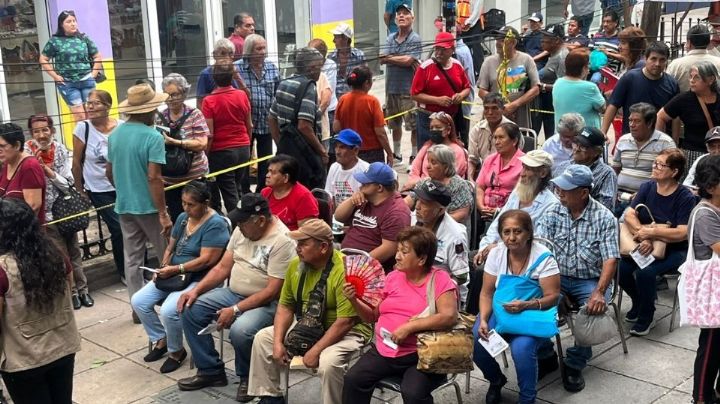 Largas filas de hasta 200 abuelitos en Banco del Bienestar en Monterrey