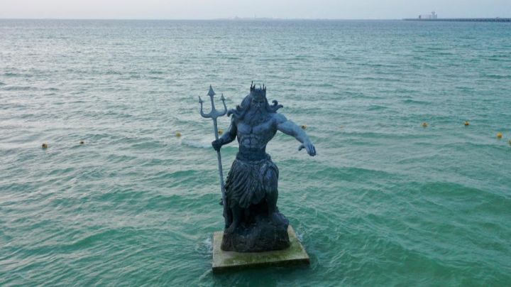 Yucatecos piden retirar estatua de Poseidón por temor a lluvias y huracanes