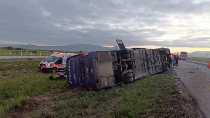 Volcadura de autobús deja 8 pasajeros muertos en Galeana, NL
