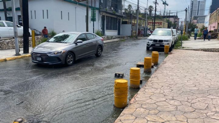 A un mes de ser reportado, venero en el centro de Monterrey sigue con desperdicio de agua