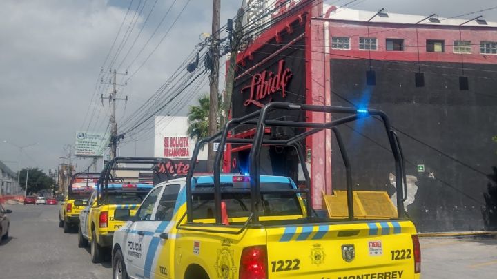Hallan pistola debajo de colchón en habitación de motel en Monterrey
