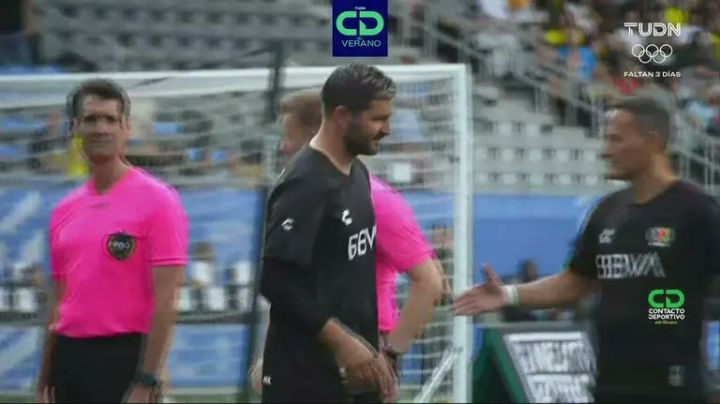 André-pierre Gignac le niega el saludo al 'Matador' Hernández