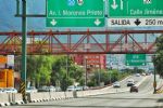 Cierran puente en avenida Morones Prieto por desplazamientos en muros
