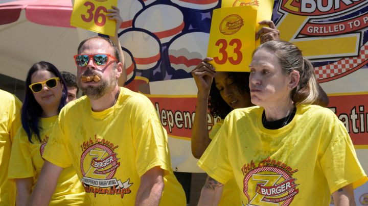 Jóvenes empatan al comer 34 hamburguesas en 10 minutos en EU