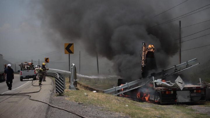 Conductor de grúa muere calcinado tras accidente en la carretera Monterrey-Saltillo