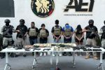 Detienen a 3 hombres y 2 mujeres con armas, drogas y equipo táctico en Escobedo