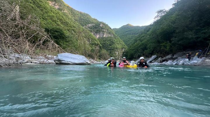 Rescatan a 2 mujeres tras quedar varadas en el río Ramos por fuertes corrientes