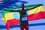 Tamirat Tola gana el maratón en París 2024