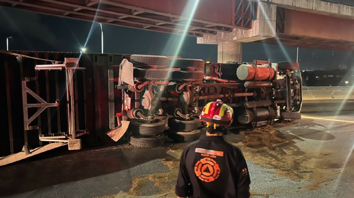 Volcadura de tráiler causa intenso tráfico en Constitución en Monterrey