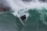 Tiburón le arranca pierna a surfista australiano, la hallan pero no logran reimplantarla   